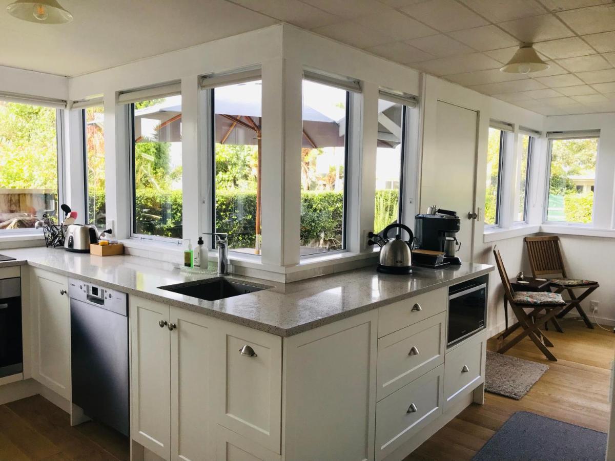 Serendipity Wharf Cottage Tairua Extérieur photo